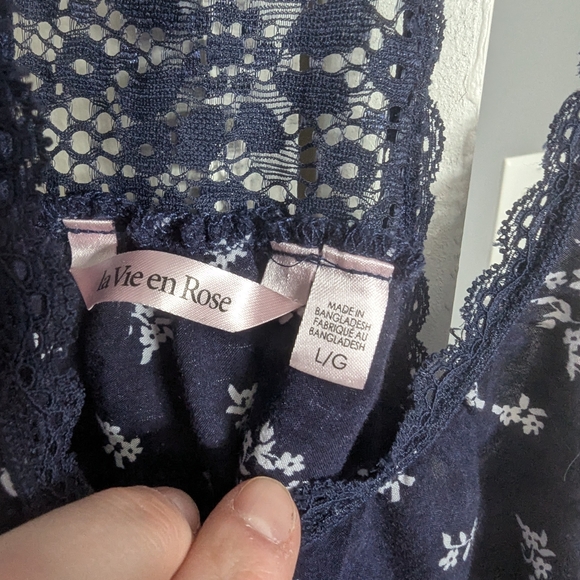 La Vie En Rose Navy and White Floral Lace-Back Tank - Picture 2 of 3